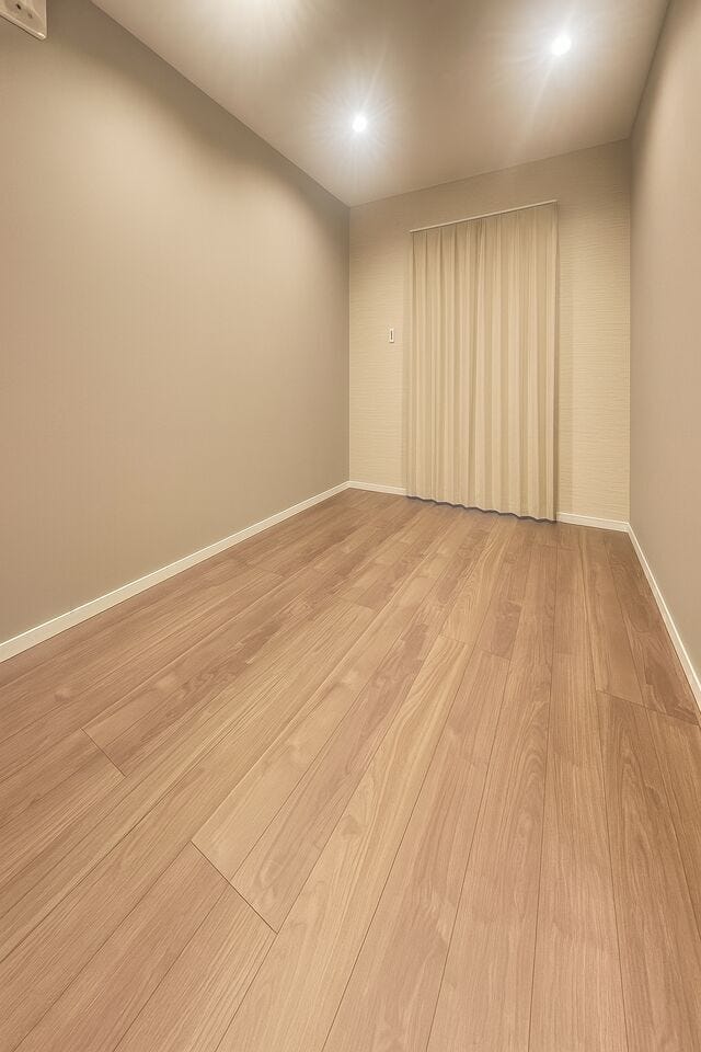 3階は全面ダウンライト設置済♪
優しい色のクロスとフロアのカラーがマッチしています!
※小物類を削除する修正を行っております。