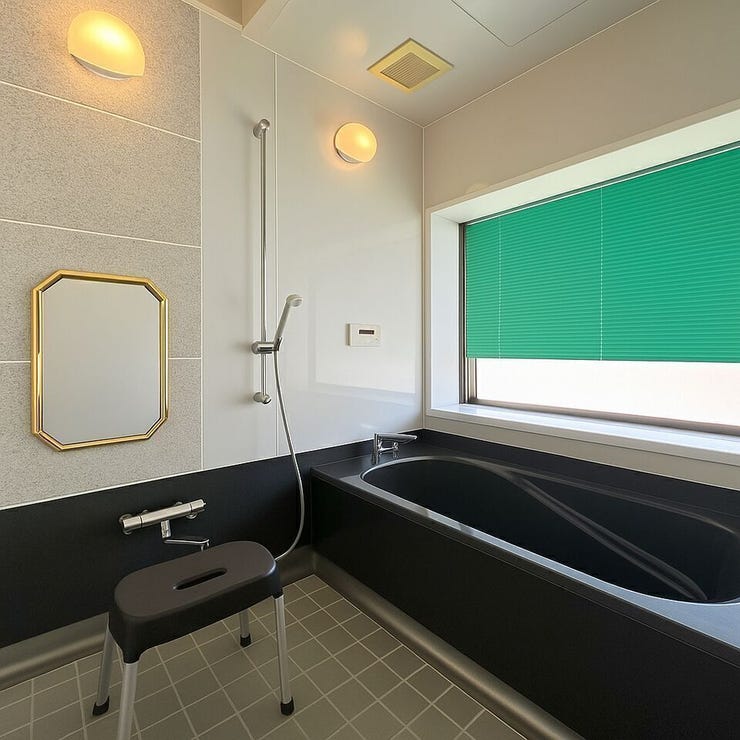 広々としたバスルーム★
足も伸ばしてゆっくりくつろげますね。
1日の疲れもしっかり癒せそうです♪
※小物類を除去する修正を行っています。