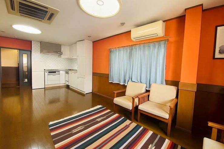 家族団らんの時間もゆとりある空間で♪
※小物類を除去する修正を行っています。