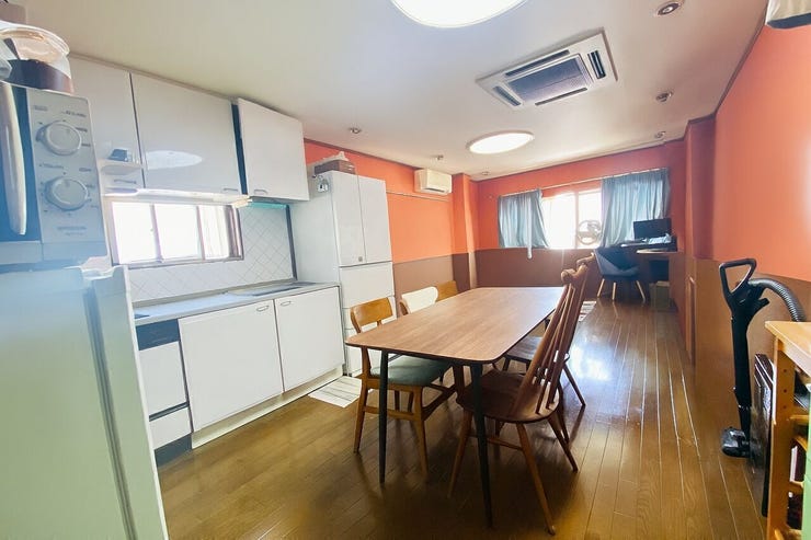 ダイニングとキッチンが近く、動線のとりやすい造りです★
ダイニングセットもしっかりとおける広さです!
※小物類を除去する修正を行っています。