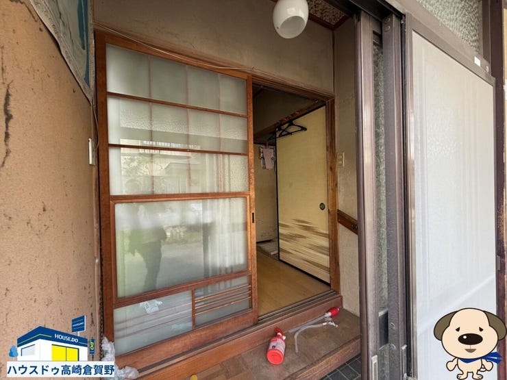 レトロなガラス戸が、居間に落ち着いた雰囲気をもたらします。