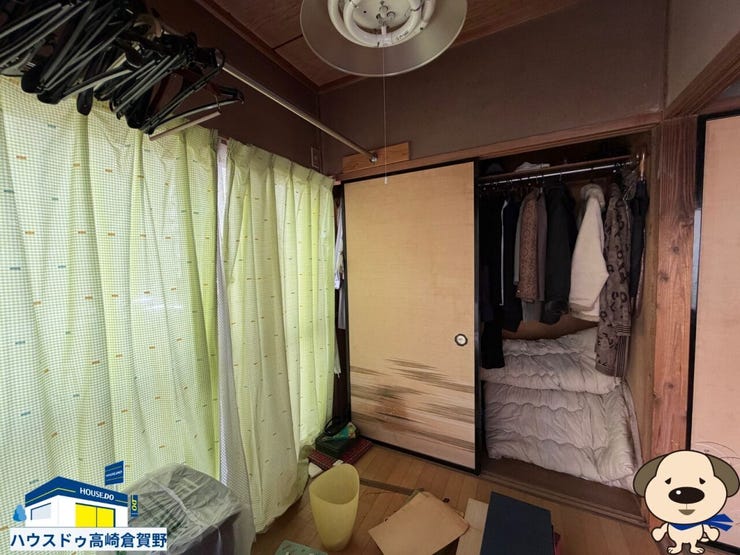 掃き出し窓のある和室で、懐かしさと温もりを感じる空間。