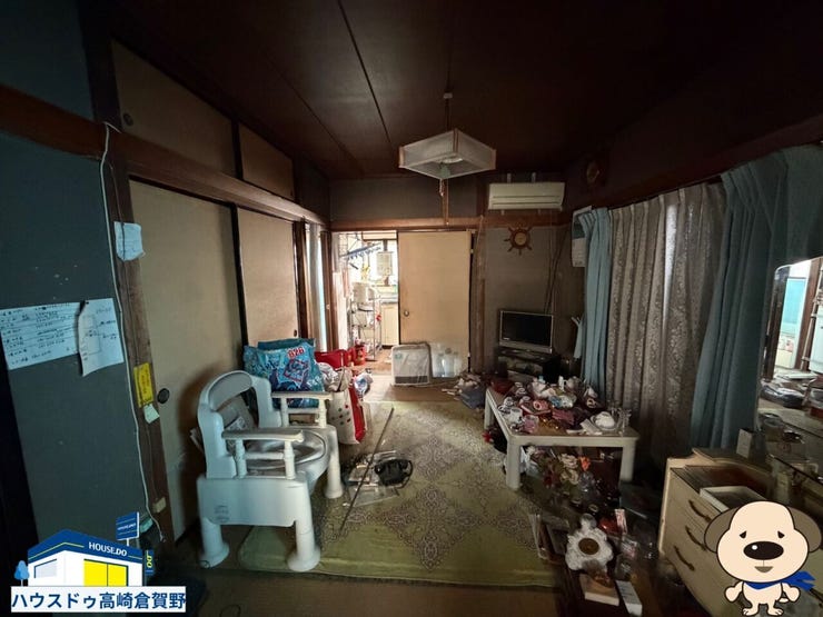 窓を開けると陽射しが差し込む居間。