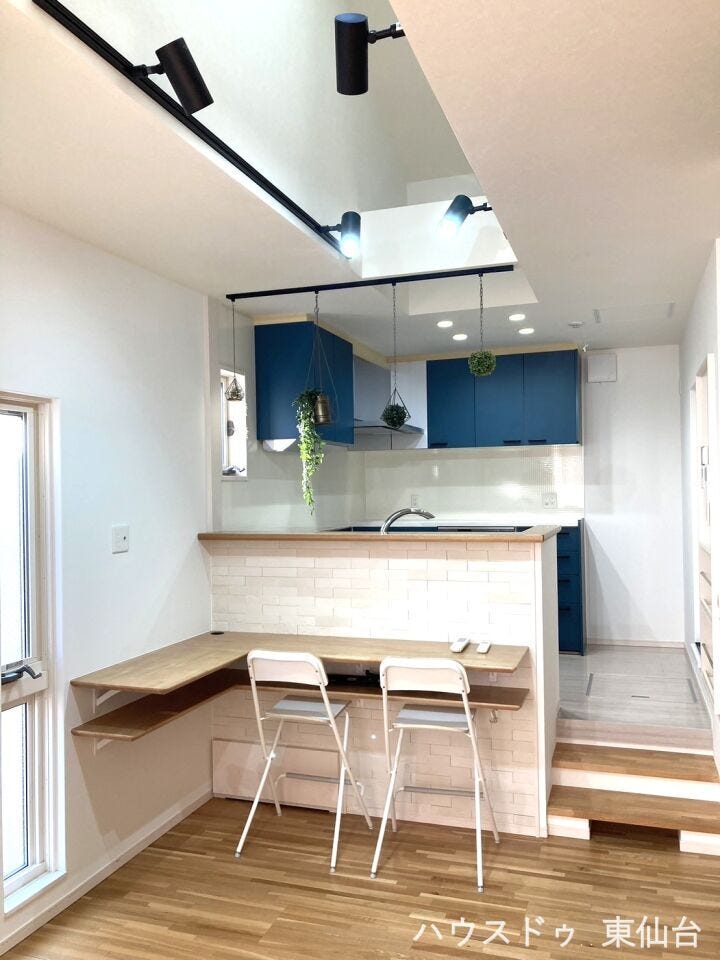 2階のリビングダイニングキッチンは広々17.5帖、吹き抜けリビングで開放的!