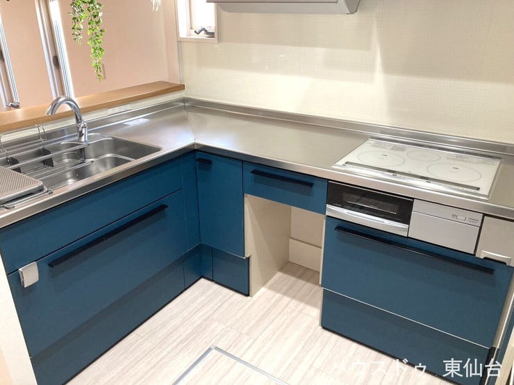 キッチンは使い勝手がよいLキッチン、IHクッキングヒーターでお子様でも安心です