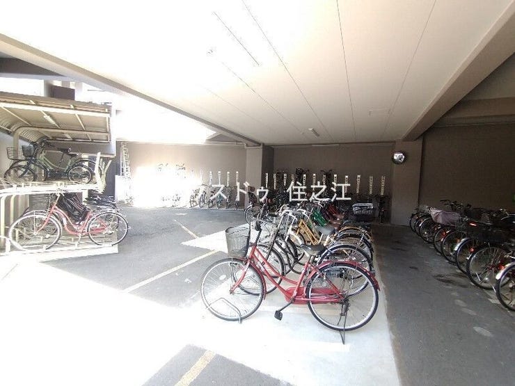 ★屋根付きの駐輪場ですので雨の日も安心。サドルが濡れる事も無いですね!