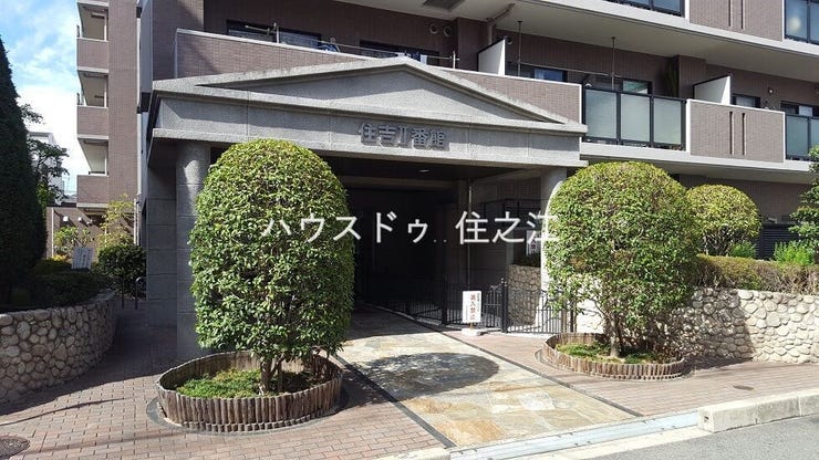 ★エントランスには庇(屋根)がございますので雨の日も安心♪