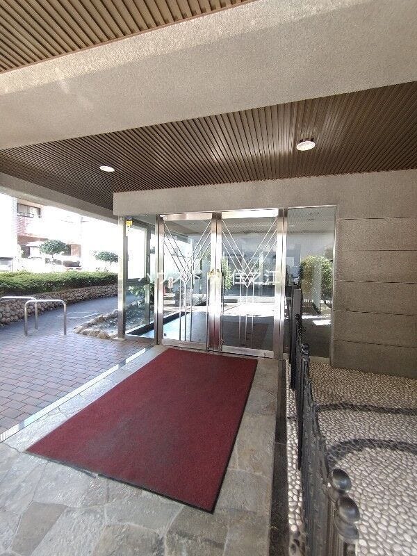 ★エントランスはスロープ式となっておりますのでお体が不自由な方でも安心♪