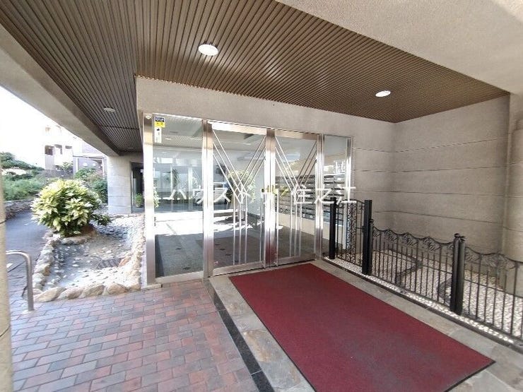 ★エントランスはスロープ式となっておりますのでお体が不自由な方でも安心♪