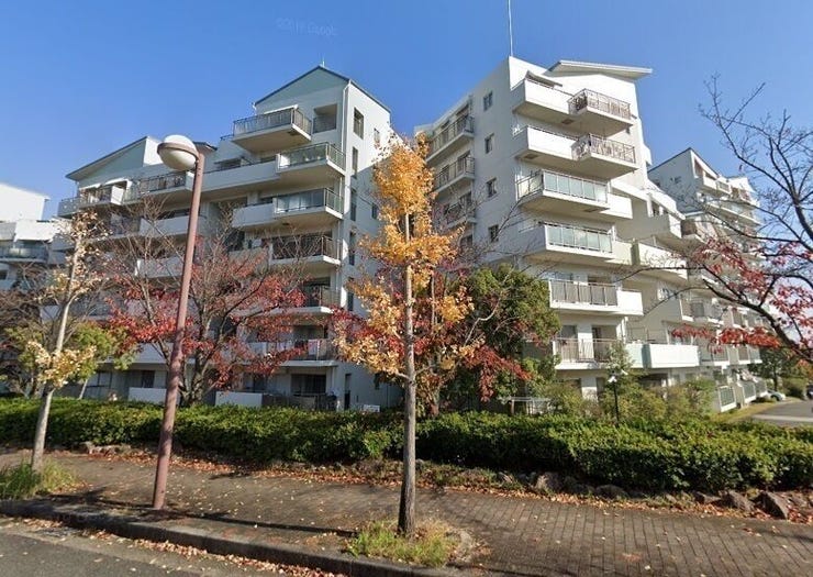 【外観】
バス停近く♪