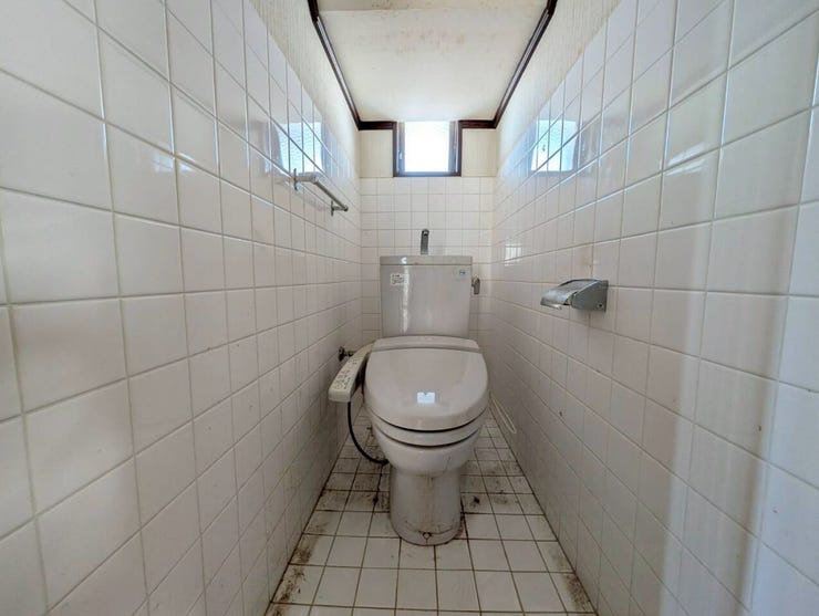 天井は低いですが、きれいに使われているトイレです。自動洗浄機付きです。