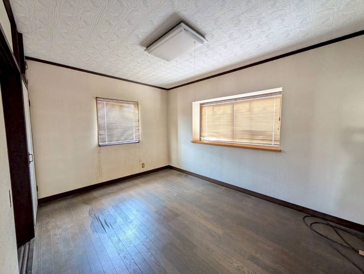 二階居室はダークブラウンの床と白い壁でコントラストのきいたお部屋になっています。