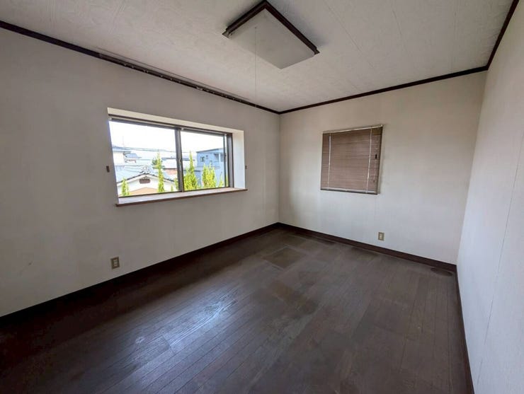 二階居室はダークブラウンの床と白い壁でコントラストのきいたお部屋になっています。