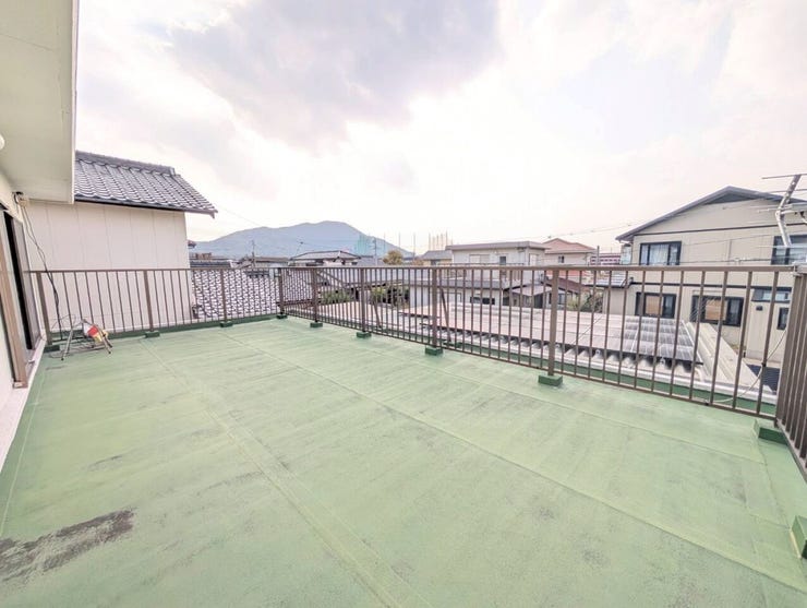 眺めのよい広々としたバルコニー。お布団を干したりも楽々ですね。天気のいい夜はここでまったりできそうです。