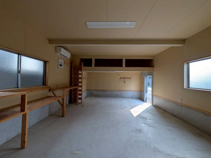 中は車を入れても作業ができるほど広々!