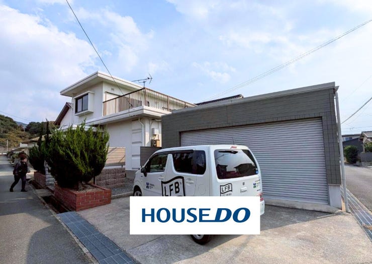 【外観】
大きなガレージ付きのRC造の家