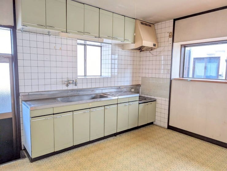 レトロなタイプのDKですが、食卓を置けばさっと料理の配膳ができるのは、昔ならではの良さです。