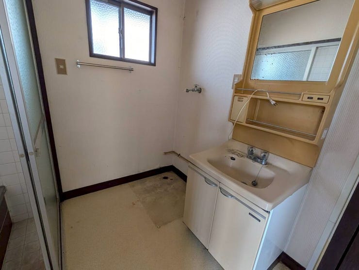 奥に洗濯機を置けます。洗面台は新品交換するとよいでしょう。