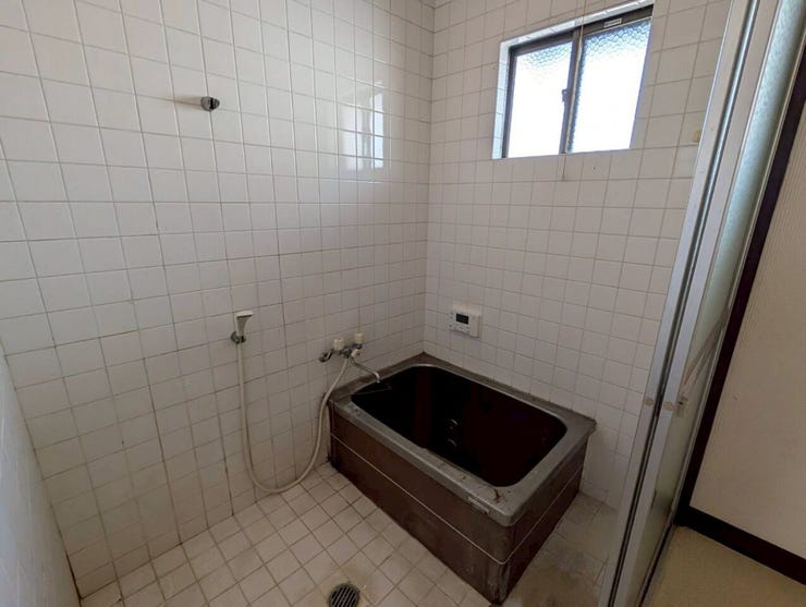 こちらも昔ながらのタイル張りの浴室です。とてもきれいに使われてはいますが、ユニットバスへリフォームするとより使いやすくなるでしょう。