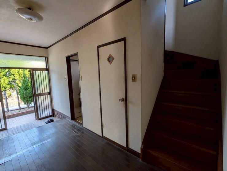 玄関から入ったところは幅が広い廊下になっています。風通しがよく気持ちの良いホールです。