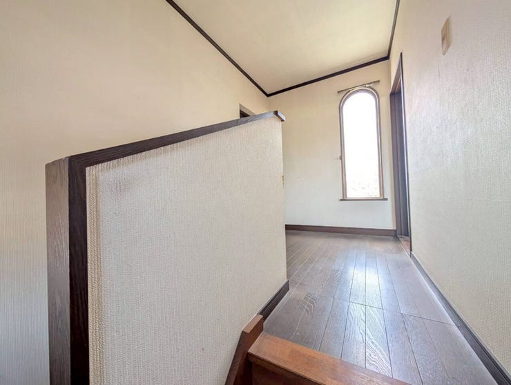 二階に上がるとかわいらしいアーチ窓からの優しい日差し。