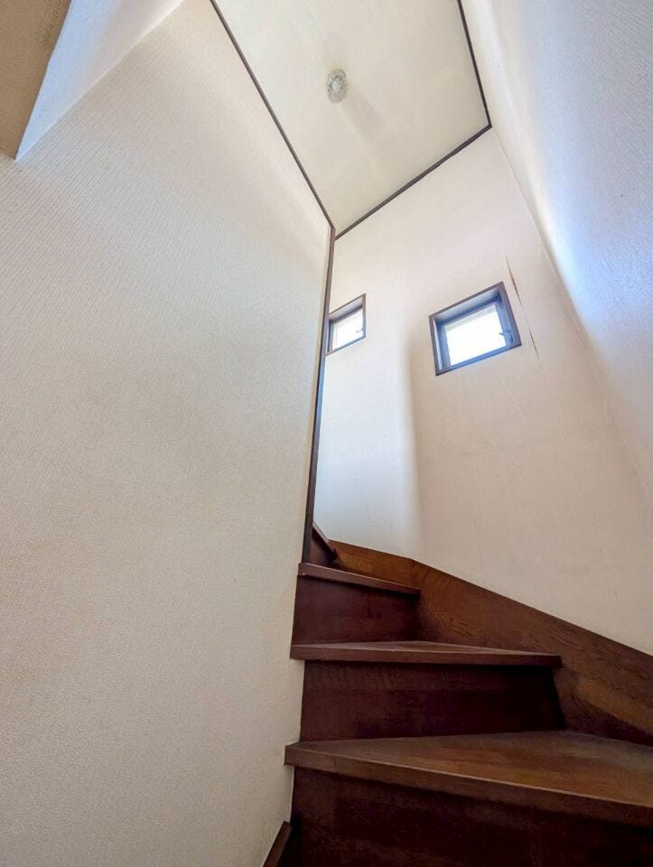 階段には小窓もあるので明るさもあります。