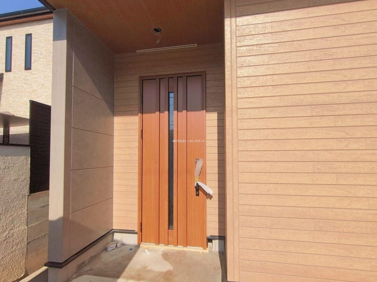 屋根付きの玄関ポーチ☆雨や雪、日差し避けとなり玄関周りの快適性が高まります(^^)