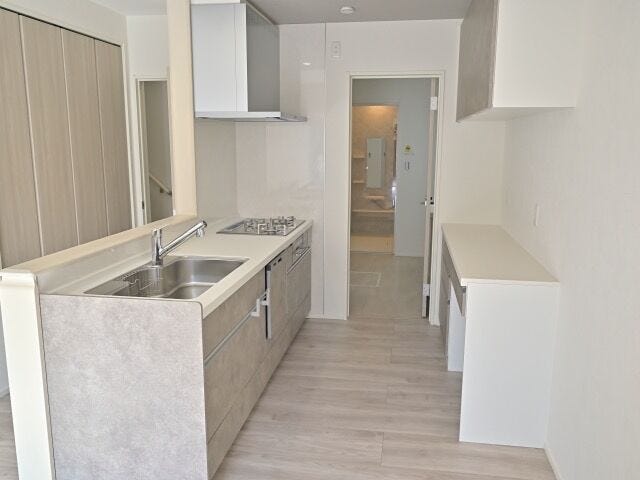 キッチンの様子です。
リビング、キッチン、洗面室は回ることができるので、家事をスムーズにこなせそうですね。