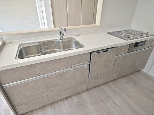 3口コンロを採用!煮る・焼く・蒸すが一度に出来るので調理の時短になりますね。
食器洗乾燥機付きで後片付けも楽々♪