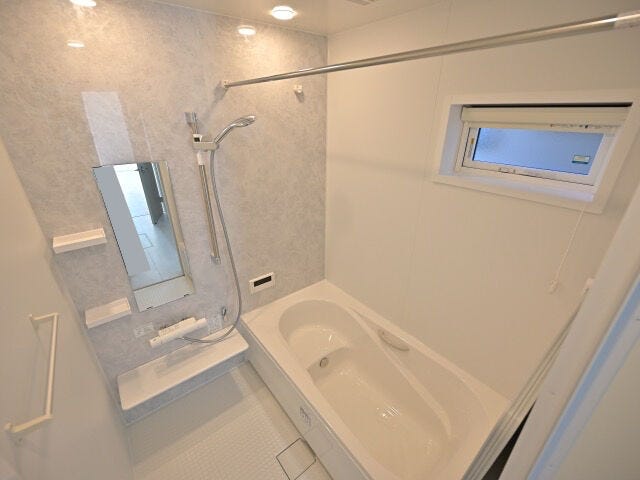 浴室の様子です。
浴槽は半身浴にもぴったりのベンチ付き。ゆったりとしたバスタイムを♪