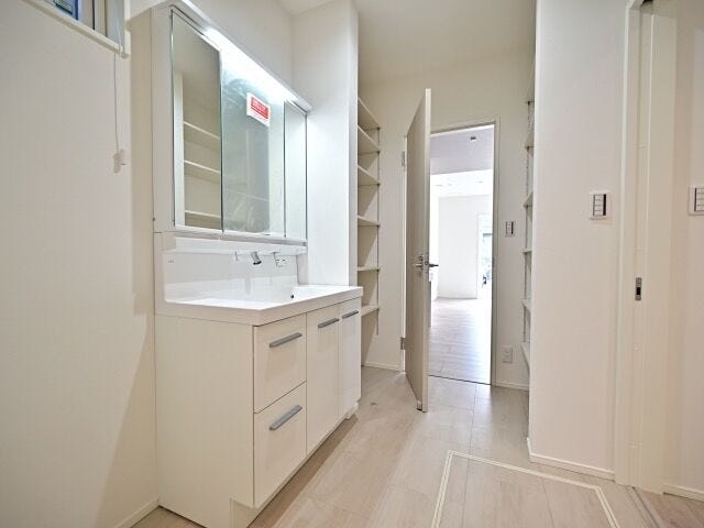 洗面の様子です。
シャワー付洗面化粧台♪洗髪や手洗い洗濯に加え、洗面台のお掃除もしやすくとても便利です♪
洗面器横には収納棚もございます。