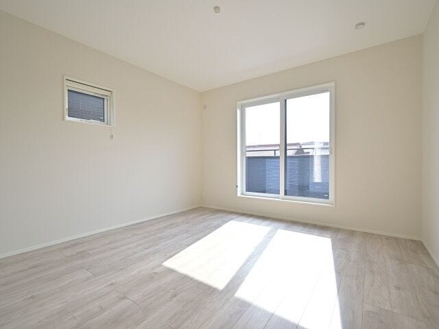 2階8帖の洋室です。
バルコニーに繋がるお部屋です。