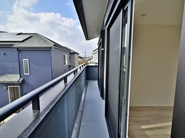 バルコニーの様子です。
南向きのバルコニーでお洗濯物が早く乾きそうです♪