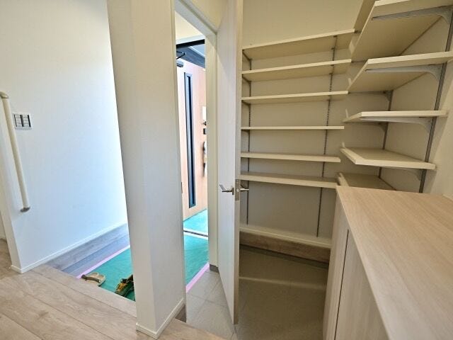 玄関の様子です。
壁に収納もあり、すっきりとした空間をキープできそうです。
大容量のシューズBOX付!
ベビーカーやお子様の外遊びの道具も収納できます。