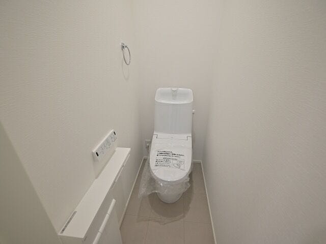 トイレの様子です。
白を基調にしており、清潔感があります。