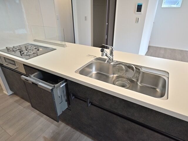 3口コンロを採用!煮る・焼く・蒸すが一度に出来るので調理の時短になりますね。
食器洗乾燥機付きで後片付けも楽々♪