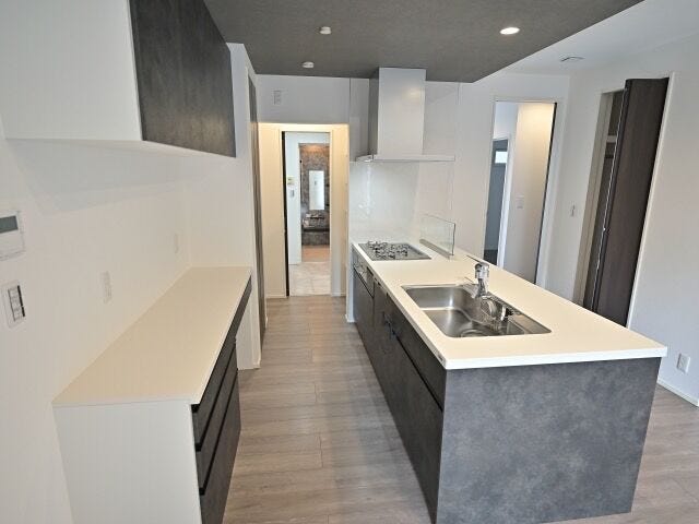 キッチンの様子です。
リビング、キッチン、洗面室は回ることができるので、家事をスムーズにこなせそうですね。