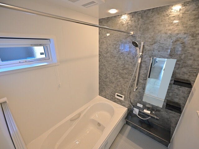 浴室の様子です。
浴槽は半身浴にもぴったりのベンチ付き。ゆったりとしたバスタイムを♪