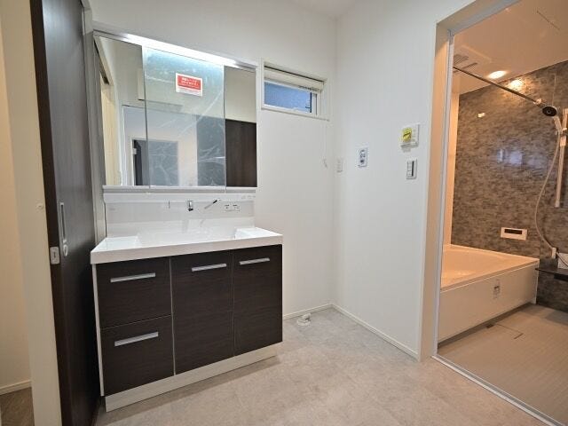 洗面の様子です。
シャワー付洗面化粧台♪洗髪や手洗い洗濯に加え、洗面台のお掃除もしやすくとても便利です♪