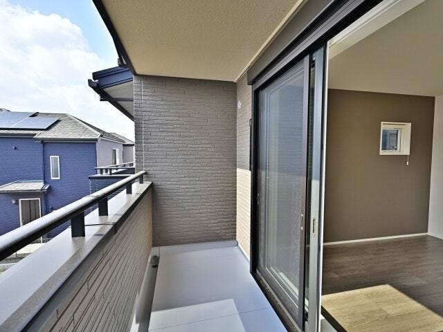 バルコニーの様子です。
南向きのバルコニーでお洗濯物が早く乾きそうです♪