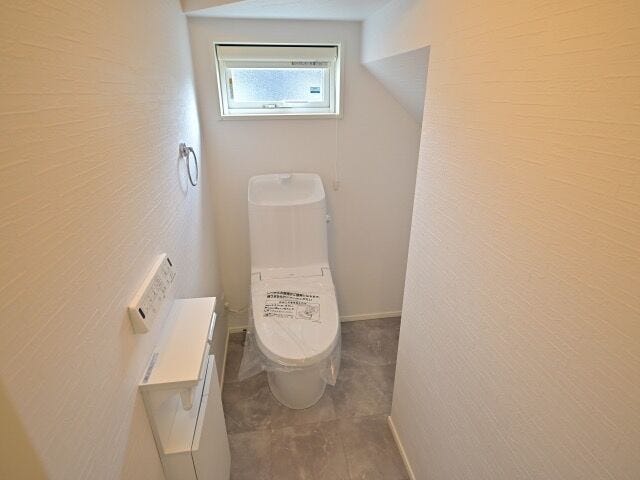 トイレの様子です。
白を基調にしており、清潔感があります。