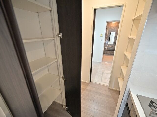 キッチンと洗面の間にはパントリーがあり、食品などを保管できます。