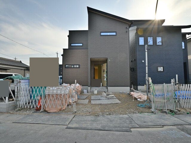 コンビニ徒歩4分、スーパー徒歩9分、病院徒歩6分、ドラッグストア徒歩10分です。