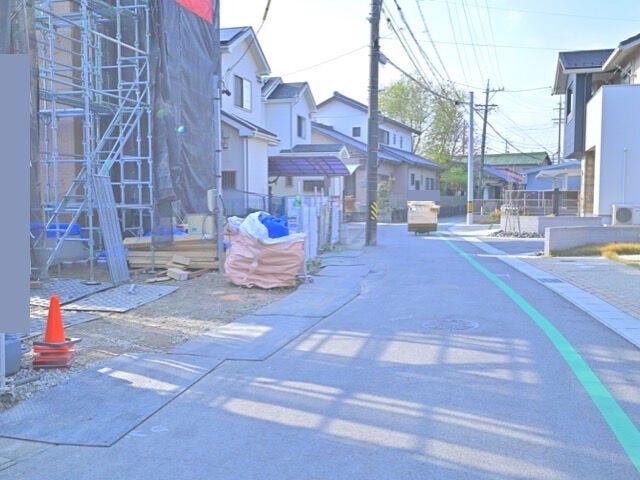 北側(公道)幅 約4.2m 間口 約7.70mあります♪
周辺道路は綺麗に舗装されています。