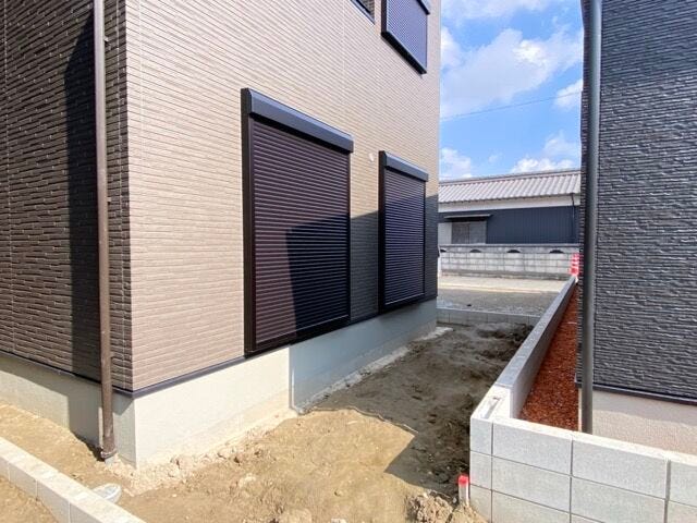 ちょっとした庭スペースあります。
プランターなどを置いて目隠しの木など植えられそうです。