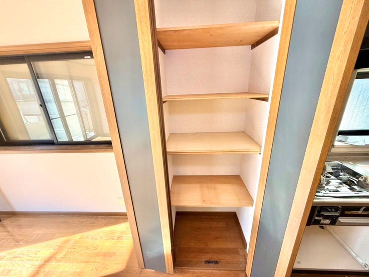 リビングとキッチンの間に収納があります。
