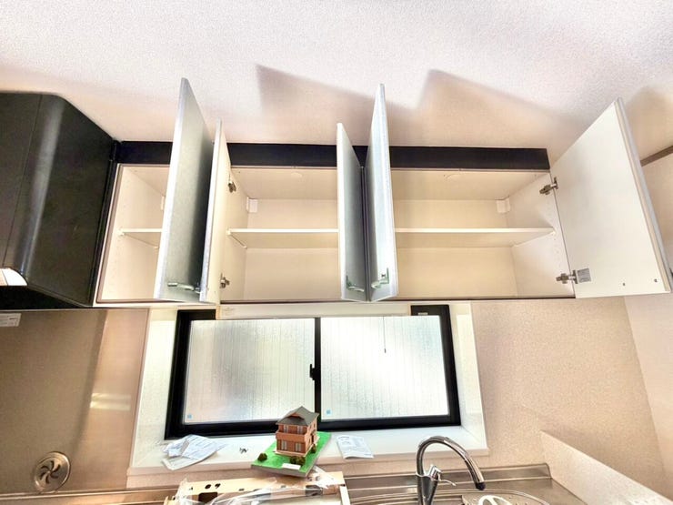 キッチンの上にも収納があります。