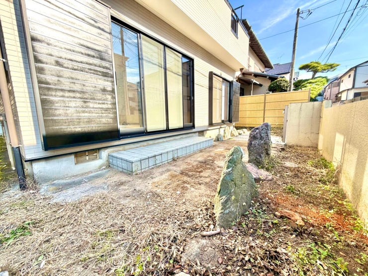 リビングからお庭へ出ることができます。