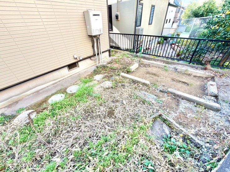 裏庭です。
ガーデニング等にいかがでしょうか。