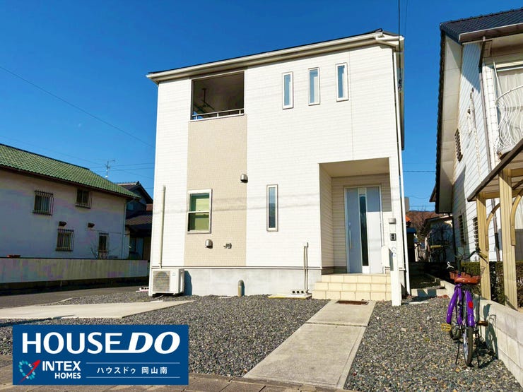 【ゆとりある駐車スペースと陽当たりの良い外観】
築5年の美しい邸宅!
駐車2台可能で、ご家族のお出かけもスムーズ!明るい陽射しが、ご家族をあたたかく迎え入れてくれますね♪